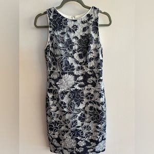 Tadashi Shoji lace Blue And White dress 6 In Excellent Condition Fully Lined